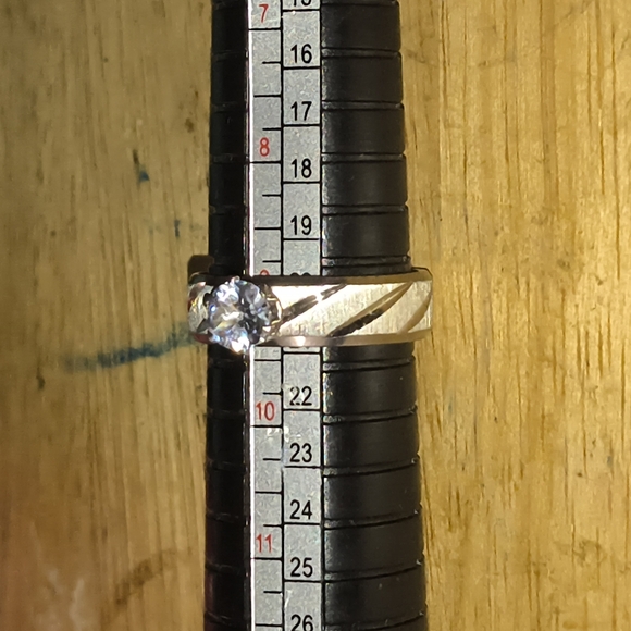 Elegant Silver Ring with Clear Cubic Zirconia Gemstone Size 9. - Picture 1 of 1